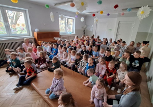 Wszystkie dzieci siedzą na widowni