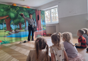 Dzieci oglądają przedstawienie