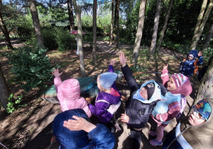 Dzieci z przewodnikiem zwiedzają wystawę rzeźb owadów, mikroorganizmów i grzybów