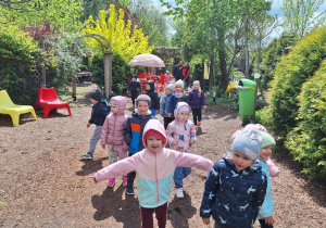 Dzieci zwiedzają park mikrokosmosu - utrwalenie wiedzy