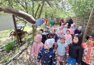 Dzieci zwiedzają park mikrokosmosu - utrwalenie wiedzy