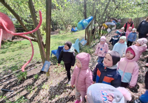 Dzieci zwiedzają park mikrokosmosu - utrwalenie wiedzy