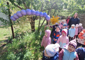 Dzieci zwiedzają park mikrokosmosu - utrwalenie wiedzy