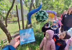 Dzieci zwiedzają park mikrokosmosu - utrwalenie wiedzy
