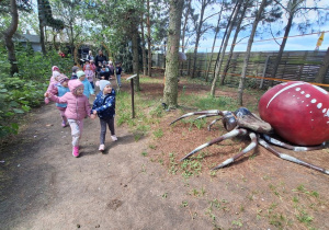 Dzieci zwiedzają park mikrokosmosu - utrwalenie wiedzy