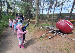 Dzieci zwiedzają park mikrokosmosu - utrwalenie wiedzy