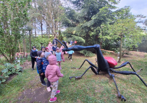 Dzieci zwiedzają park mikrokosmosu - utrwalenie wiedzy