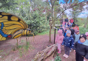 Dzieci zwiedzają park mikrokosmosu - utrwalenie wiedzy