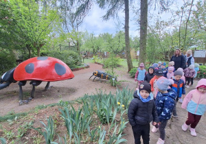 Dzieci zwiedzają park mikrokosmosu - utrwalenie wiedzy