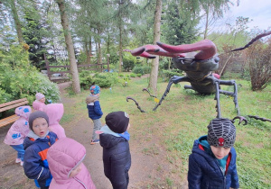 Dzieci zwiedzają park mikrokosmosu - utrwalenie wiedzy