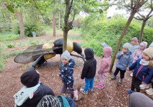 Dzieci zwiedzają park mikrokosmosu - utrwalenie wiedzy