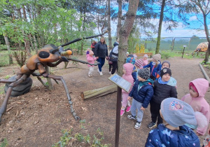 Dzieci zwiedzają park mikrokosmosu - utrwalenie wiedzy
