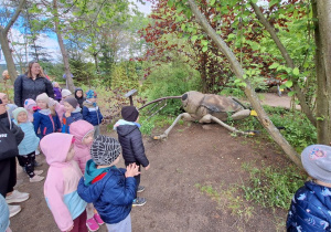Dzieci zwiedzają park mikrokosmosu - utrwalenie wiedzy