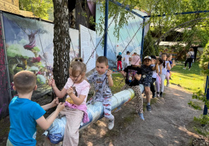 Dzieci na huśtawce