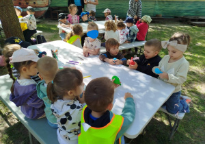 Dzieci bawią się gniotkami, które same zrobiły według instrukcji