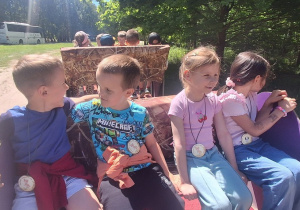Dzieci jadą magicznym pojazdem