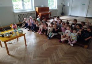 Prowadząca wykonuje eksperymenty z suchym lodem, powiada o nich dzieciom i angażuje dzieci do części zabaw z suchym lodem