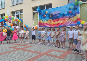 Dzieci z grupy Biedronek mówią wiersz dla starszaków