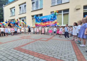 Dzieci młodsze spiewaja piosenke dla starszych kolegów i koleżanek