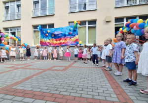 Dzieci młodsze śpiewaja dla dzieci starszych piosenkę na pożegnanie