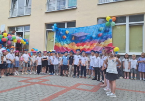 Zdjęcie na scenie wszystkich dzieci