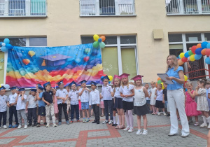 Pani dyrektor dziękuję rodzicom i dzieciom za wspólny rok