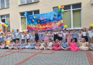 Pokaz tańca wszystkich dzieci z grupy młodszej i starszej