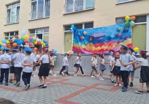 Starszaki tańczą Poloneza