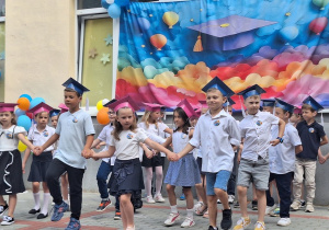 Dzieci z zerówki tańczą Poloneza