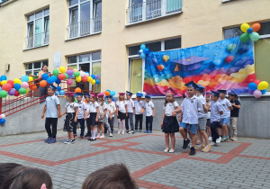 Starszaki tańczą Poloneza