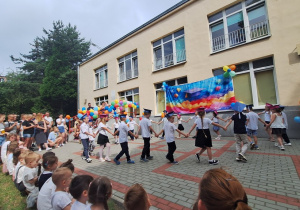 Dzieci tańczą w kole