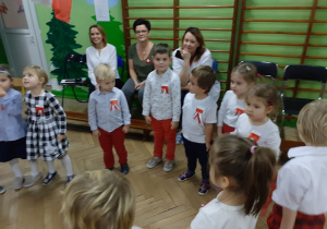 Dzieci z grupy II śpiewają piosenkę stojąc w kole o Polsce