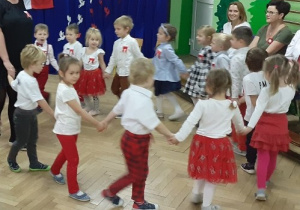 Dzieci z grupy II tańcza w kole do piosenki o Polsce