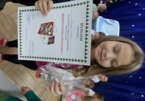 Oliwia pokazuje swój dyplom