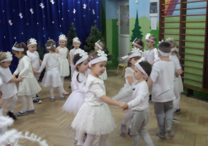 Dzieci z grupy II tańczą w parach.
