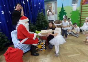 Mikołaj daje prezenty dzieciom z grupy II