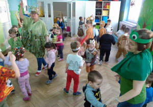Dzieci tańczą do piosenki wiosennej.