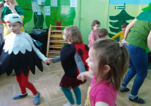 Dzieci tańczą w duzym kole.