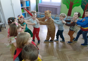 Zabawa przy muzyce , dzieci ustawione w pociąg.