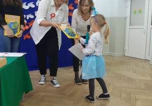 Wręczenie dyplomów - Hania.