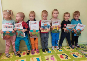 Dzieci z grupy I z dyplomami i nagrodami